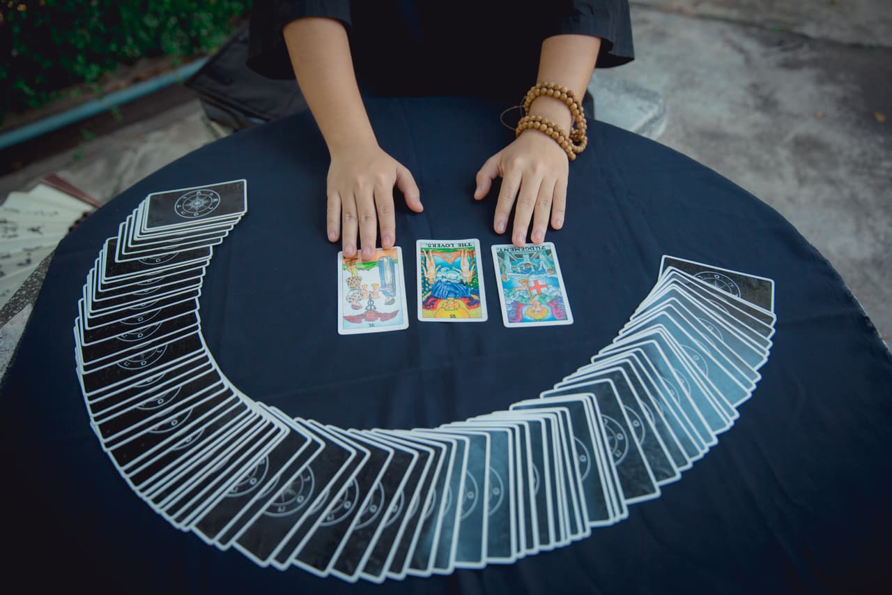 La tarotista y youtuber, Bibis Devotchka, tiró la baraja en favor de los 12 signos zodiacales para averiguar un poco sobre la suerte que depara al horóscopo durante el 2020.