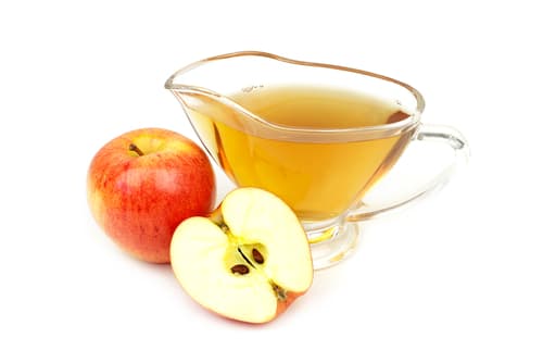El vinagre de manzana o blanco alivia la comezón, ardor e inflamación de la piel por su contenido en ácido acético. Se puede aplicar directamente en la piel y frotar o crear una solución con un litro de agua y una cucharada sopera de vinagre y aplicarla de la misma forma.