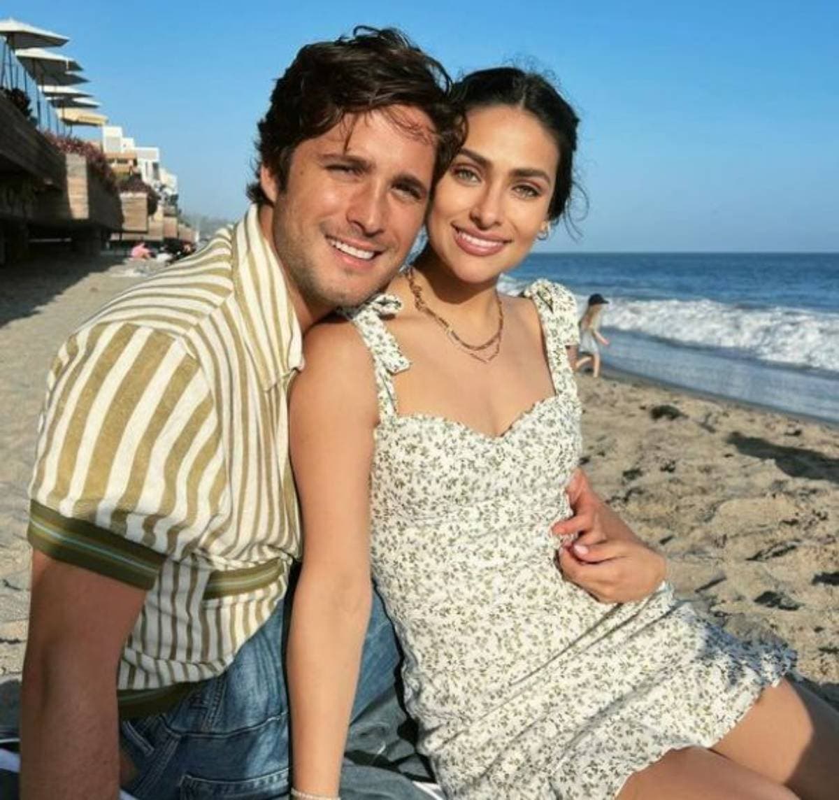 Diego Boneta y Renata Notni presumen su amor y les llueven halagos de sus fans.