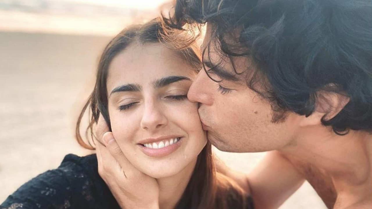 Danilo Carrera enamora aún más a Michelle Renaud con romántico pícnic de noche