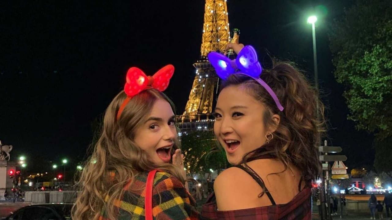 Esta no es la primera vez que Netflix tiene una polémica así de grande ligada con Francia. Pues además de este tropezón con Emily in Paris, antes ya había recibido duras críticas por presentar a ‘Cuties’ (Mignonnes, 2020), la película de Maïmouna Doucouré, con un cartel que muchos consideraron inapropiado por mostrar a niñas en poses hipersexualizadas.
