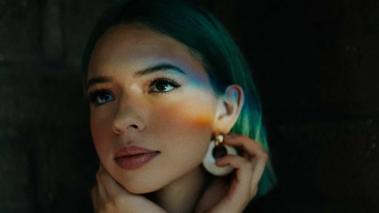 Ángela Aguilar sorprende al pintarse el cabello ¡de azul!