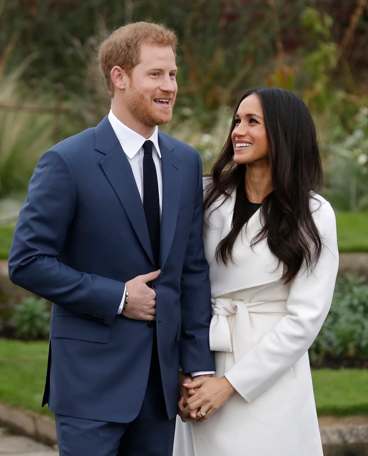 Harry y Meghan posan en el Palacio Kensington para sus fotografías oficiales