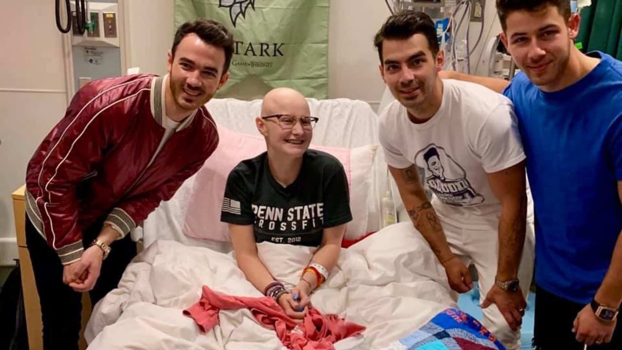 Jonas Brothers y otros famosos que han sorprendido a sus fans en el hospital