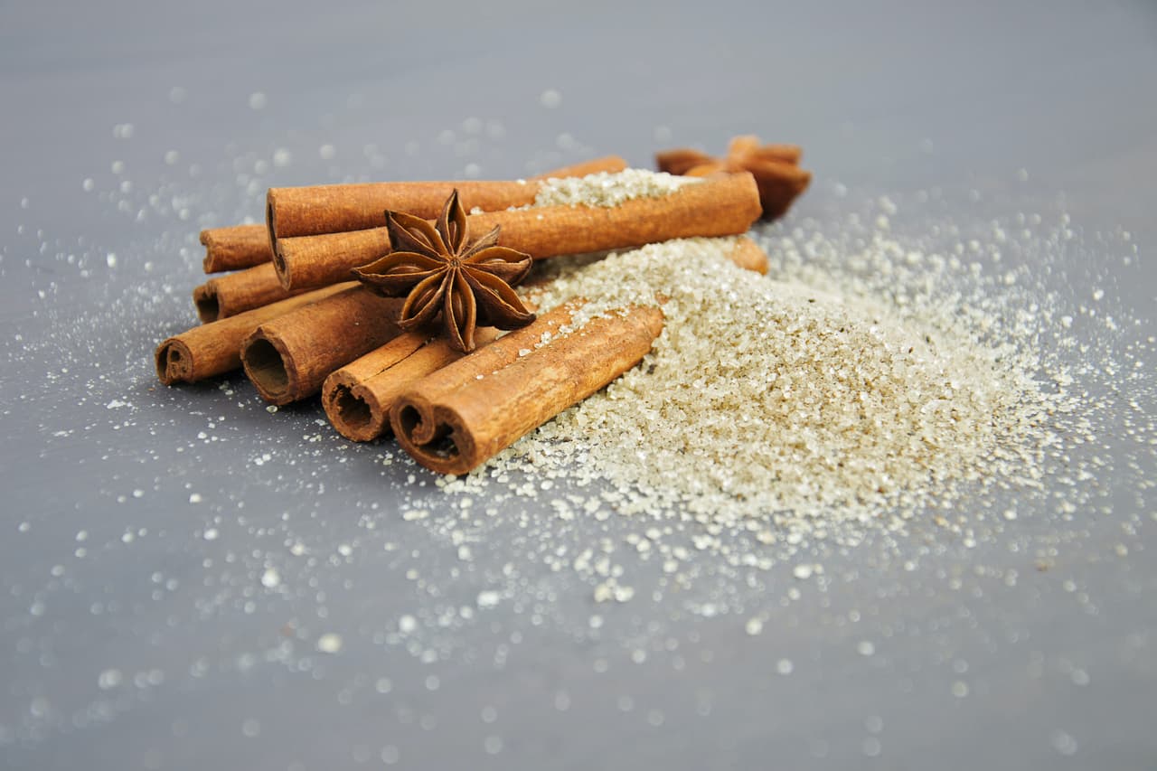 Rituales de canela para hacer al inicio del mes y lograr prosperidad y amor