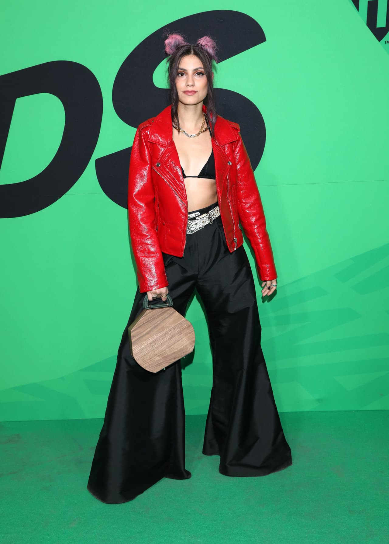 Bárbara López se unió la tendencia de los pantalones anchos para el 2020 y los usó en la alfombra verde con una chaqueta de piel, agregando un look bastante roquero.