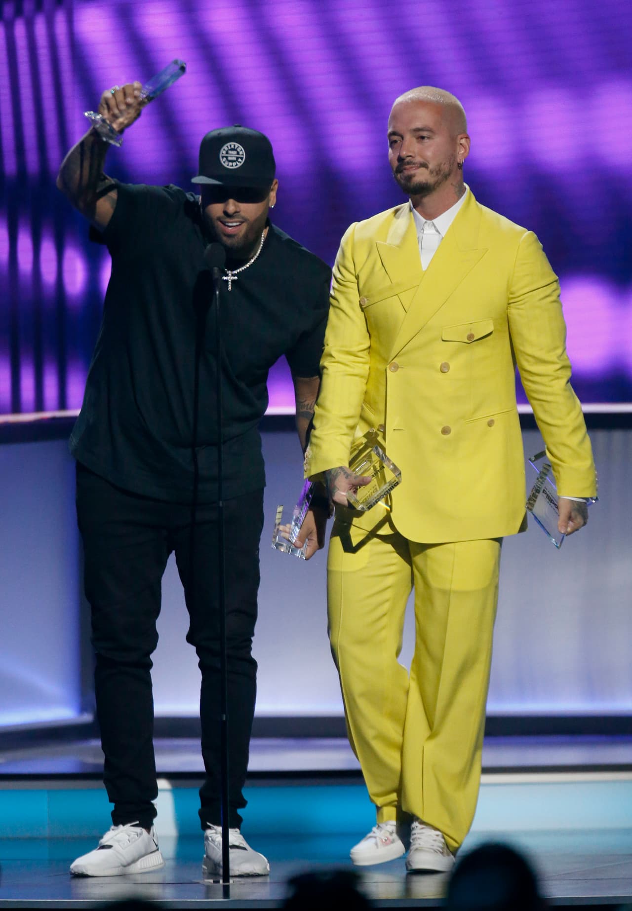 J Balvin llegó a los premios Billboard latino con un traje amarillo de Dior, que Bella Hadid había impuesto previamente.