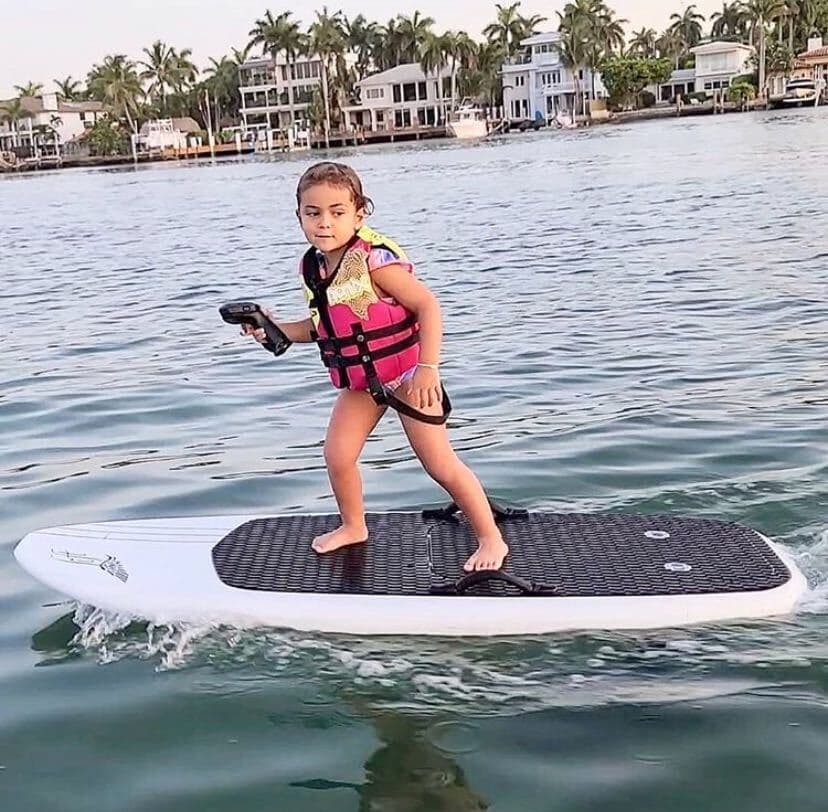 Su papá, Martín Fuentes, no se podía quedar atrás y en su Instagram compartió esta foto y lo acompañó con un bello texto a "Renny Rocks", como cariñosamente llama: “Hoy es el cumpleaños de esta hermosura de niña 
<a href="https://www.instagram.com/explore/tags/rennyrocks/">#Rennyrocks</a>, desde el día que naciste llegaste a iluminar nuestro mundo. Eres una niña con una luz interna que contagia a todos los que te conocen. Te amo con todo mi corazón ♥. Te amo sigue brillando mi princesa hermosa y viva 
<a href="https://www.instagram.com/explore/tags/rennyrocks/">#Rennyrocks</a> 
<a href="https://www.instagram.com/explore/tags/happybirthday/">#happybirthday</a> 
<a href="https://www.instagram.com/explore/tags/birthday/">#birthday</a> 
<a href="https://www.instagram.com/explore/tags/4yrold/">#4yrold</a>”.