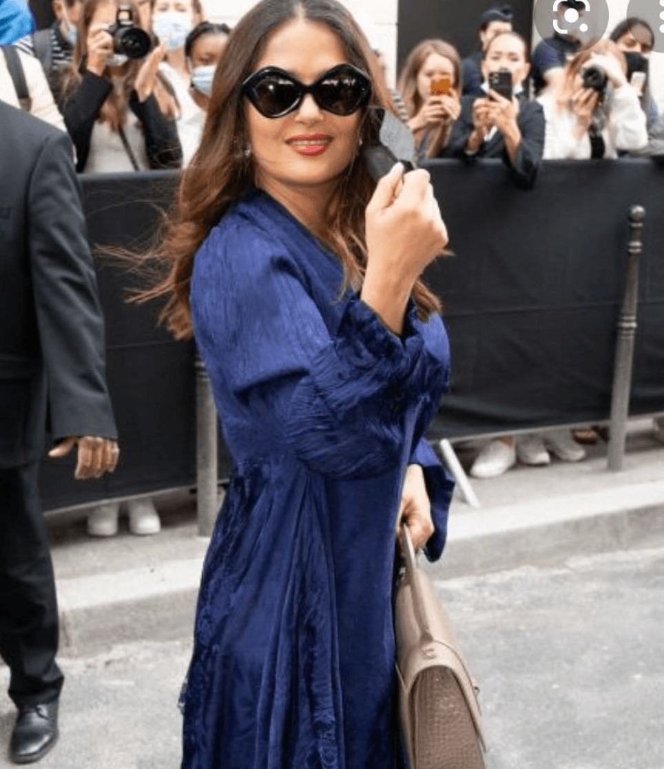 Salma Hayek roba miradas con vestido azul eléctrico