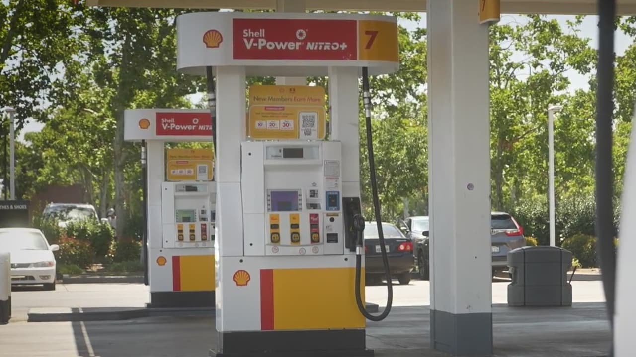 Conductores en California sufren alza al precio de la gasolina