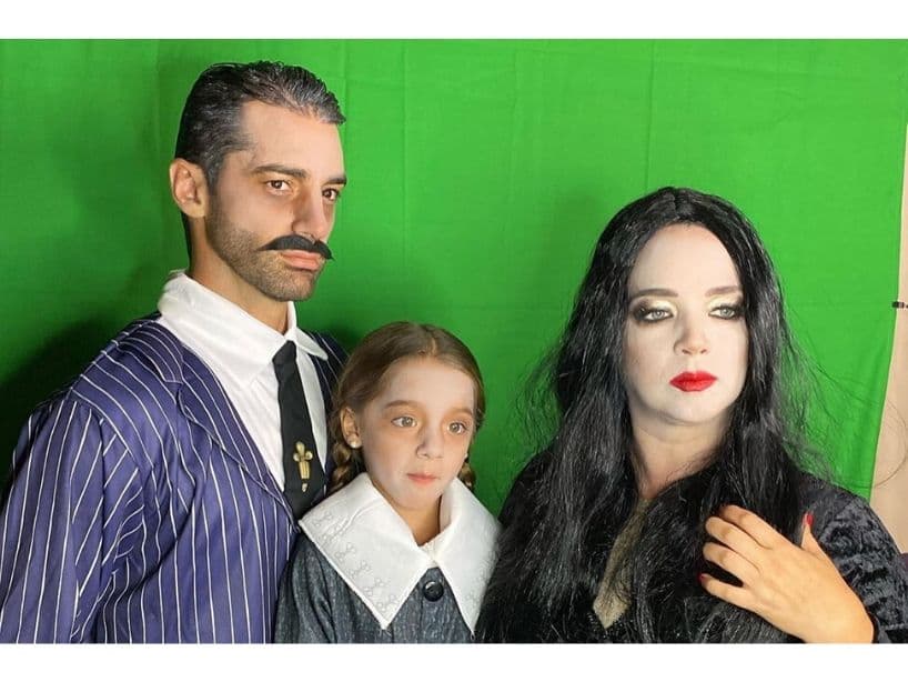 También compartió una imagen en la que sale su familia vestida de los personajes de Los Locos Adams (Morticia, Homero y Merlina); lo hicieron para el preestreno de la cinta que fue lanzada el pasado 25 de octubre.