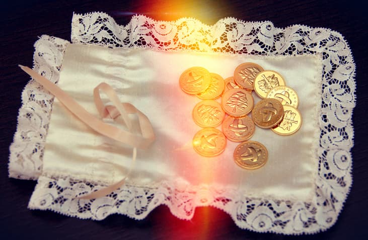 Traditionally, wedding favors are a set of 13 coins that the bride and groom exchange at the bridal ceremony. The symbolic content responds to the sharing of the material goods of the new company, whose contract is perfected after the transaction.