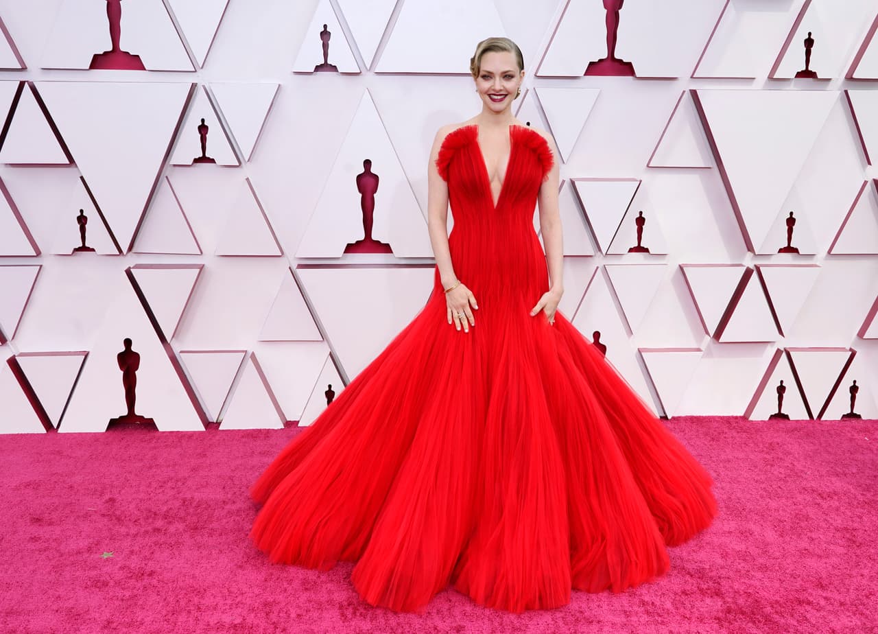 Amanda Seyfried lució un Armani Privé rojo que combinó perfecto con el lipstick. Ella esta nominada como mejor actriz secundaria por 
<i>Mank</i>.