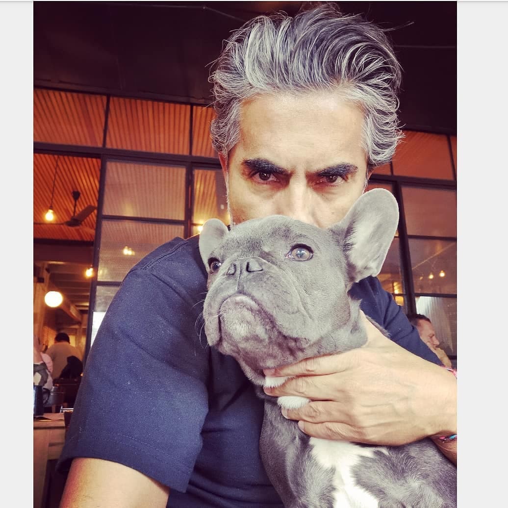 Raúl Araiza es otro de nuestros consentidos que no puede ocultar su amor por los perros, y últimamente está obsesionado con su 'nieto' Luciano, la mascota de su hija Roberta.