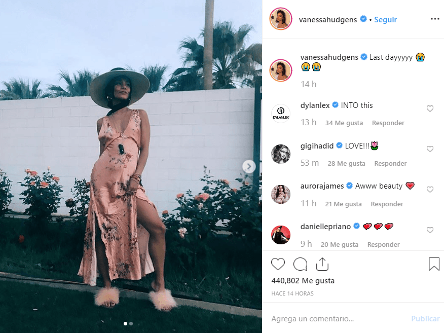Vanessa Hudgens es conocida por ser la reina de estilo en Coachella y este año no fue la excepción. La actriz portó un sombrero con un vestido floral largo y se unió a la nueva moda de los zapatos que parecen pantuflas.
