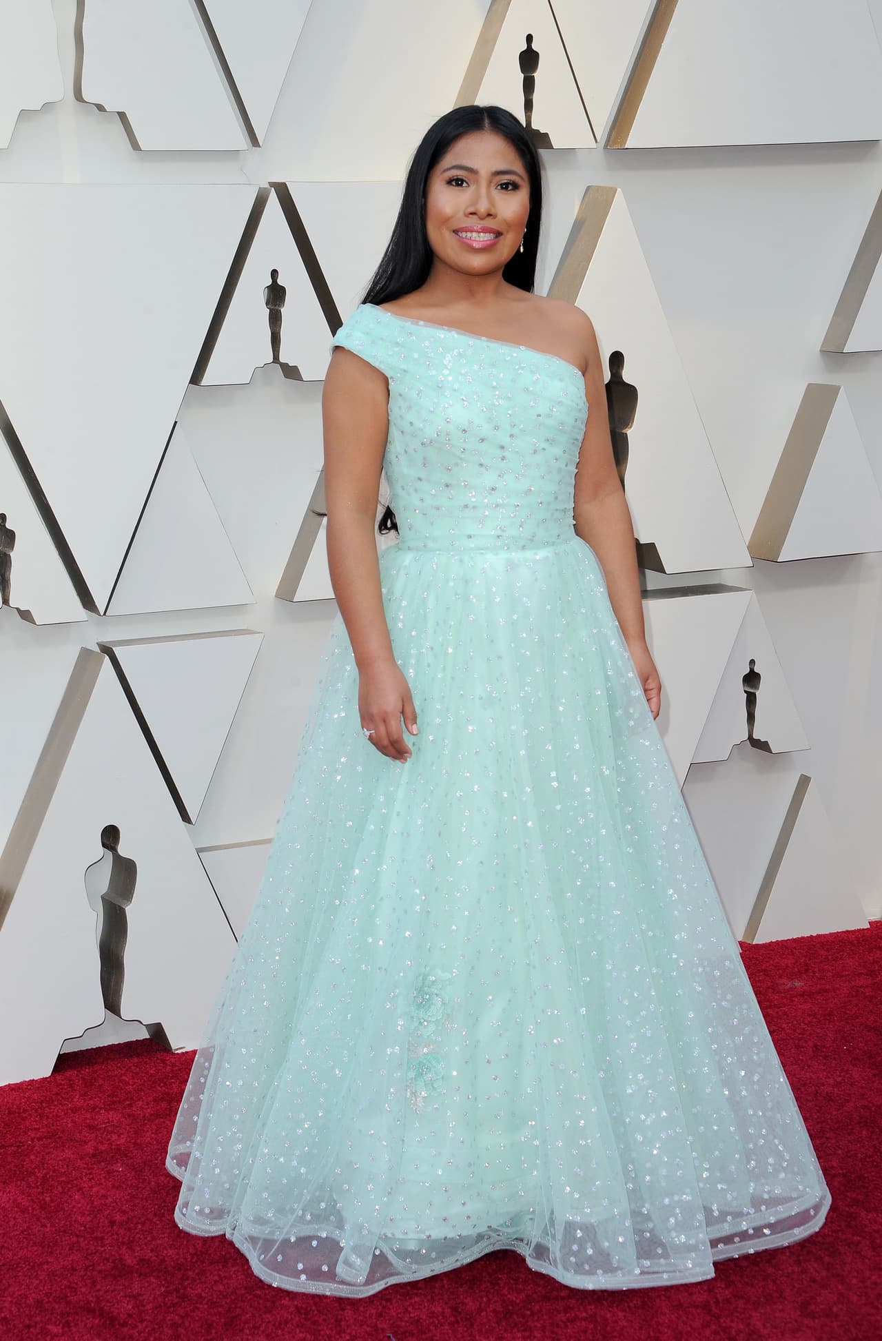 Yalitza Aparicio se convirtió en un ícono mexicano que le dio la vuelta al mundo en 2018. La actriz pasó de ser una maestra en Tlaxiaco, Oaxaca, a desfilar por las alfombras rojas de todas las entregas de premios ese año. Incluso se ganó una nominación a los premios Oscar, convirtiéndose así en la primera mujer indígena en aparecer en esta terna. Yalitza no ha permitido que su creciente fama la aleje de sus raíces y aprovecha su oportunidad para hablar de temas sociales. Es aliada de la comunidad LGBTTTI, lucha por los derechos de los pueblos indígenas y no teme alzar la voz cuando se trata de defender los derechos de las mujeres. Este tipo de acciones la llevaron a ser nombrada Embajadora de la Buena Voluntad de la UNESCO.