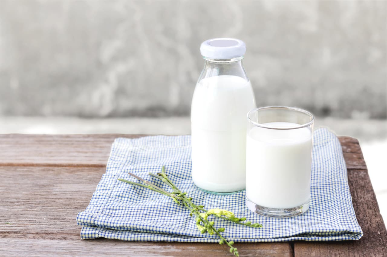 Leche entera. Al perder la mayoría de sus nutrientes en la pasteurización, puede provocar que te inflame el vientre y te haga mal (FOTO: iStock)