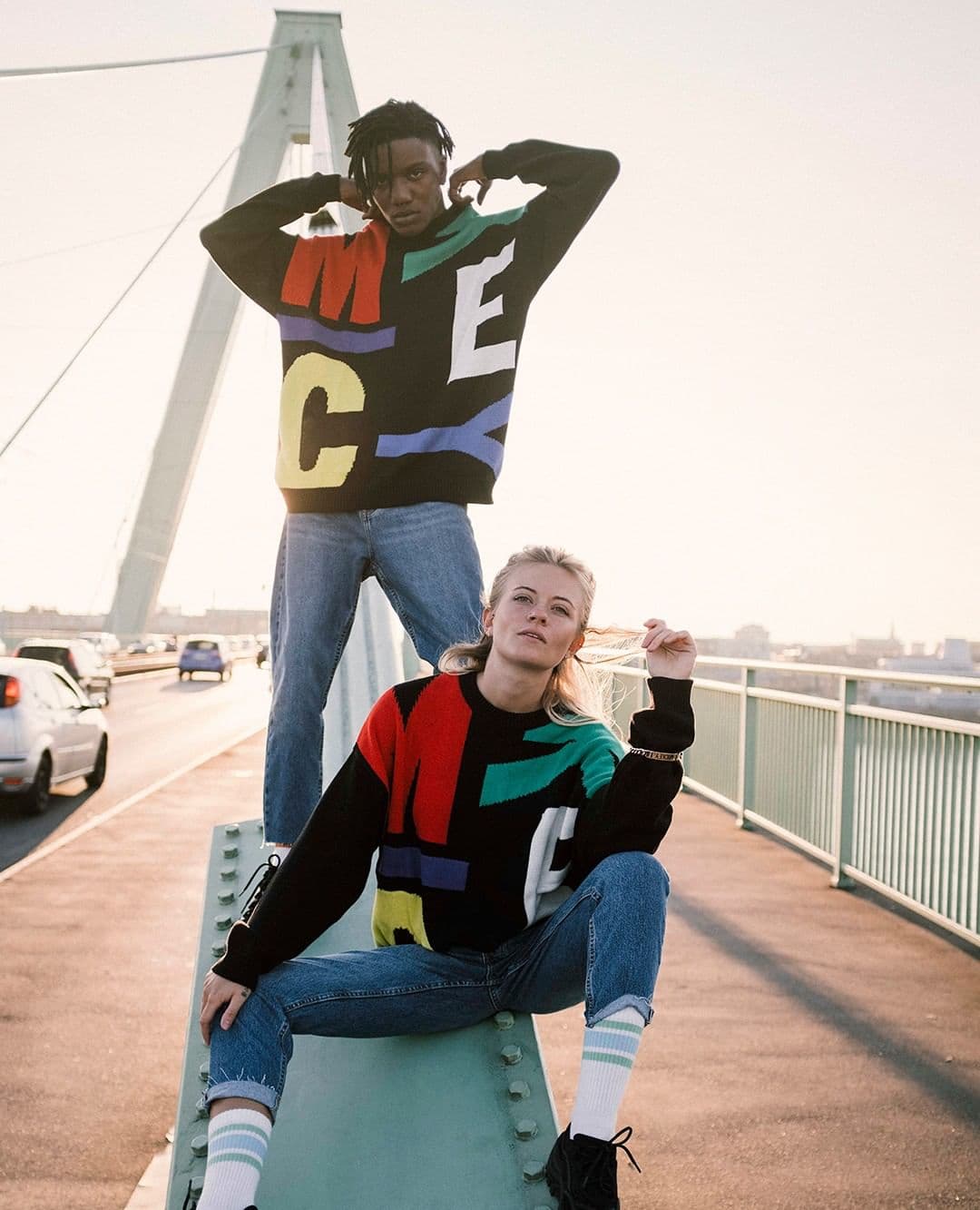 Bershka optó por jugar con los colores y con las letras que forman el nombre de Mickey