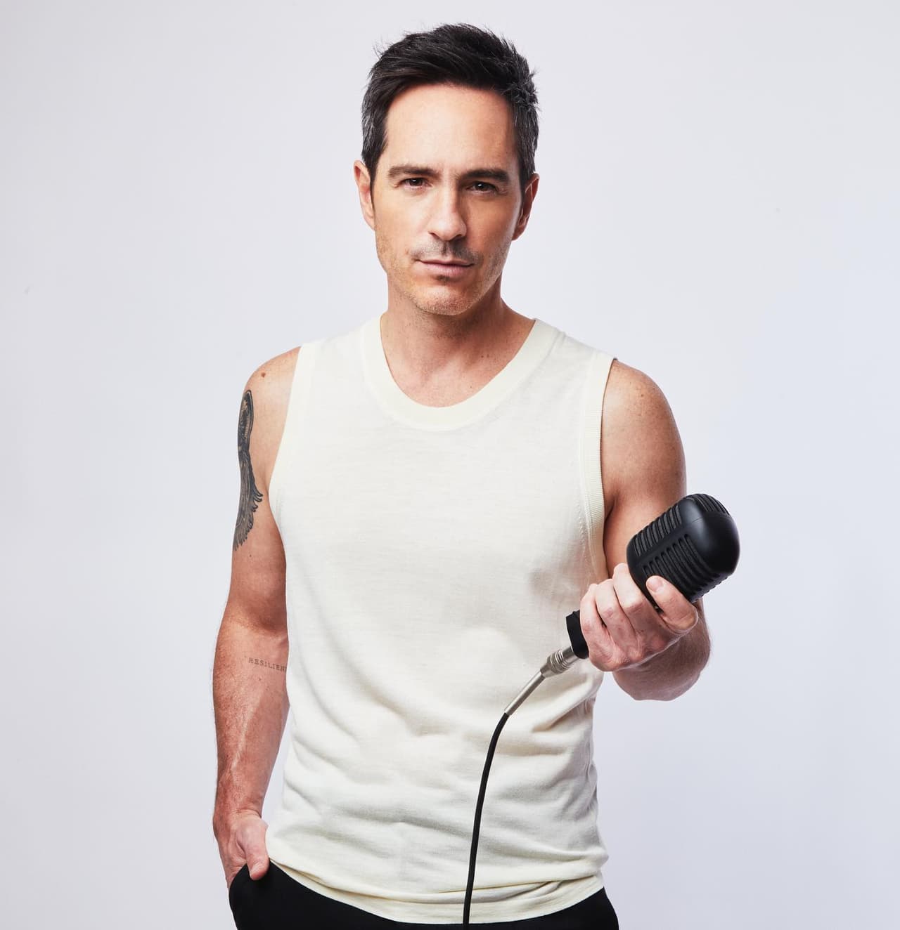 Mauricio Ochmann se lanza como cantante y divide opiniones por su voz