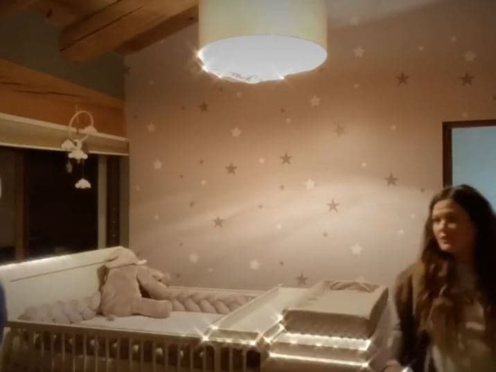 Como decoración, la habitación tiene una variedad de peluches, entre ellos está un oso gigante al pie de la cuna, además de un puff de color gris. Y para complementar, la pareja decoró la pared de estrellas con un par de cuadros con retratos de animalitos.