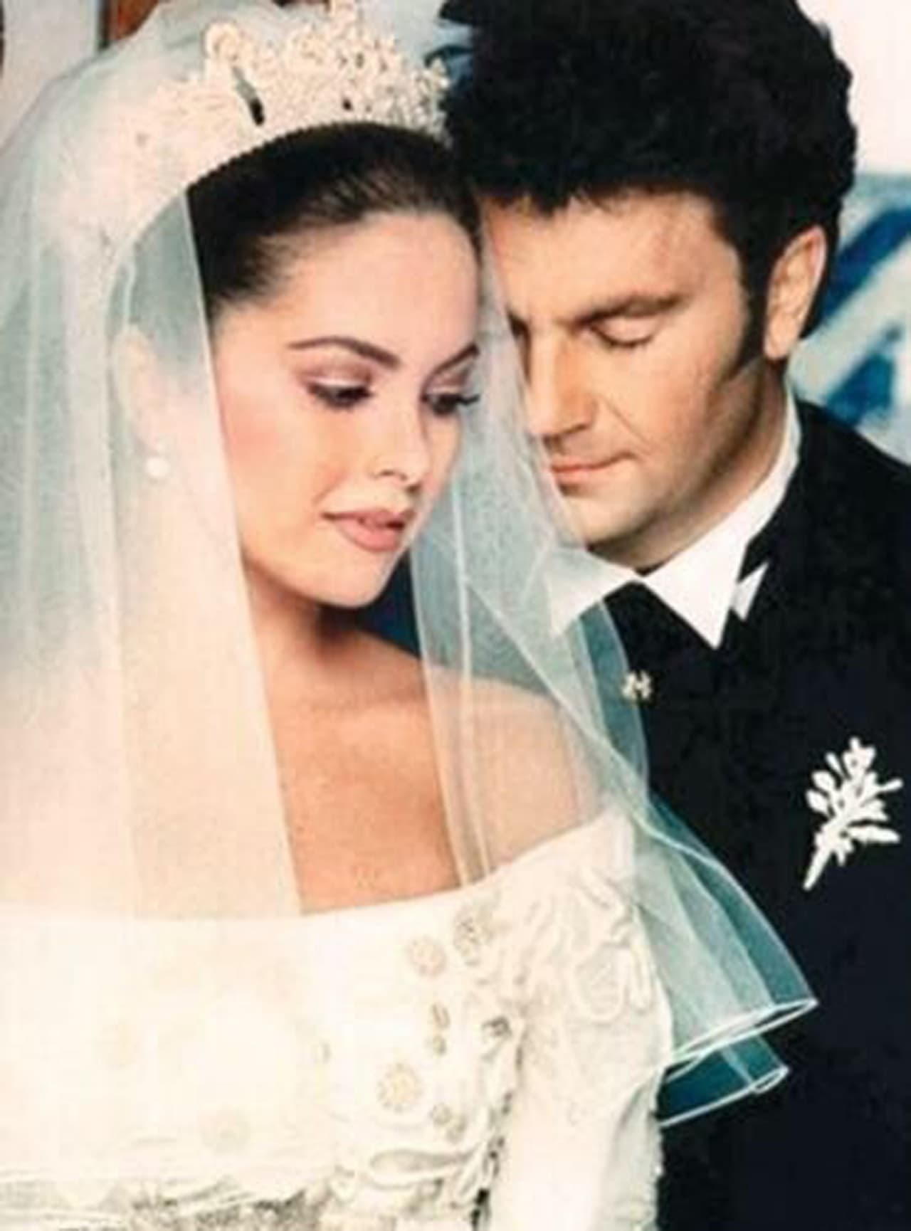La boda de Lucero y Manuel Mijares se convirtió en uno de los primeros enlaces matrimoniales en ser transmitido por televisión. Mira en fotos cómo fue este evento hace 25 años.