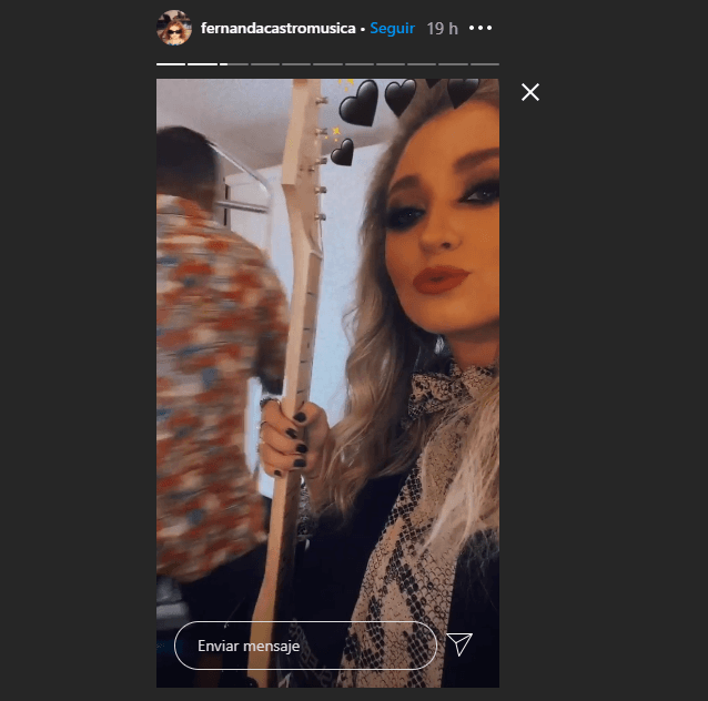 Feliz con el resultado, Fernanda posó junto a una guitarra eléctrica , mientras, detrás de ella, se podía ver un fondo blanco, el cual posiblemente se deba a alguna sesión de fotos o set de videoclip.