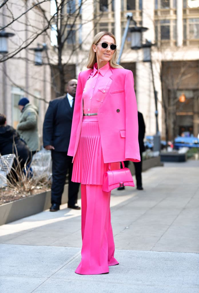 Bueno, Celine Dion no solo está lista para ello sino que apostó la versión monocromática de este estilo; su más reciente look con la un traje del diseñador Peter Do, lo comprueba.