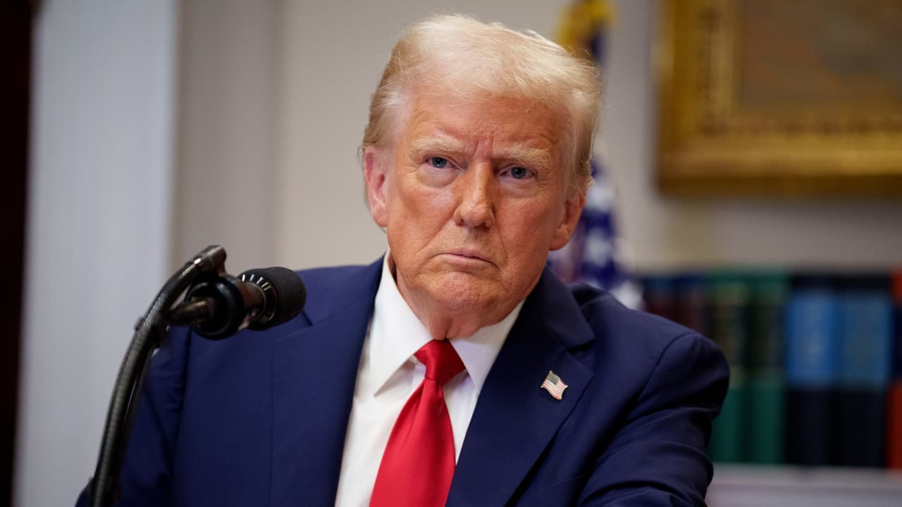 Plan de despidos masivos de Trump enfrenta nuevo revés: jueza federal ordena su detención temporal