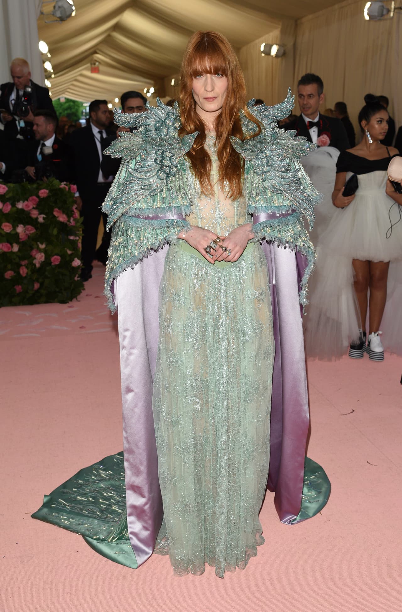 Florence Welch vistió un atuendo etéreo de Gucci, conformado por un vestido transparente y una capa celeste con delicadas aves en los hombros.