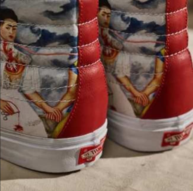 La marca de tenis destacó el hecho de tener la autorización de Frida Kahlo Corporation, en colaboración con el Banco de México.