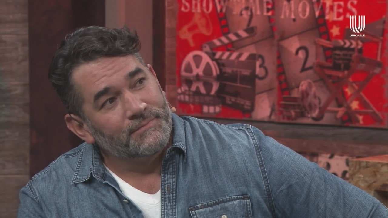 Eduardo Santamarina pierde en un ‘juego de prendas’ y termina ¡sin pantalones!