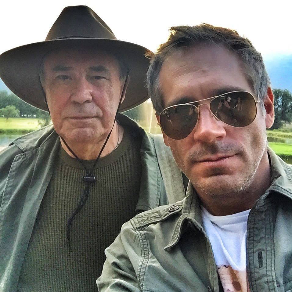 Arath de la Torre: "El recuerdo más grande que tengo, sin duda fue cuando me llevó a Disney creo que fue un detallazo que lo tengo muy marcado, pero sobre todo que era un padre muy amoroso, que de lo más sencillo y hasta con una moneda te ponías a poner a jugar con él, son regalos de vida increíbles".