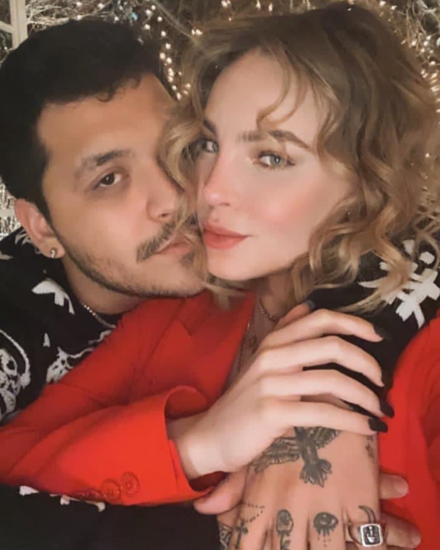 En agosto una bomba de amor explotó en los medios: Belinda y Christian Nodal se hicieron novios mientras participaban como jueces en un programa de televisión. Muchos pensaron que se trataba de una argucia mediática pero los meses pasaron y la relación sigue, demostrando que es amor verdadero. Ahora los tórtolos disfrutan de la miel del amor y hasta de reuniones familiares en las que ambos son bien recibidos por sus familias políticas. Parece ser que la relación va para largo, por lo menos en la piel de cada uno, pues a pocas semanas de anunciar su noviazgo se tatuaron, ella sus iniciales y él su nombre.