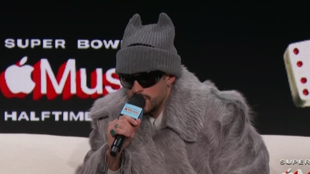 Bad Bunny honra a su madre antes del Super Bowl y celebra cantar en español