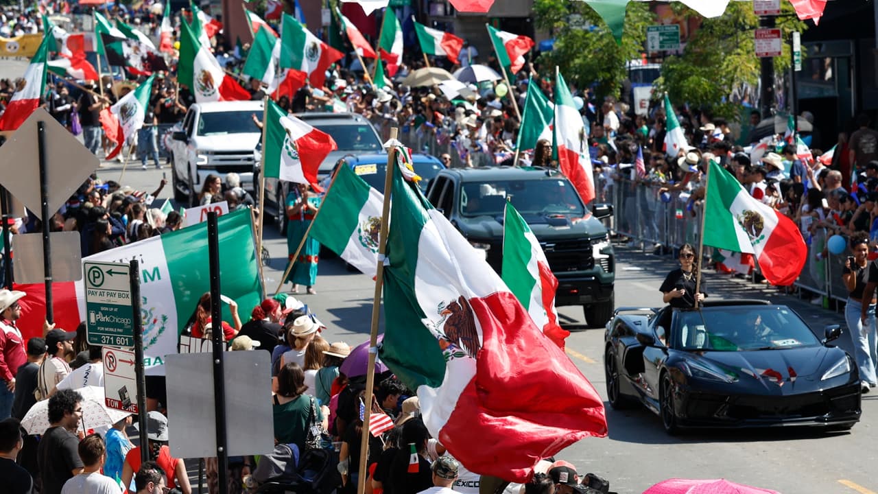 Miedo e indignación por operativos de ICE en Chicago opacan el desfile de la Independencia de México