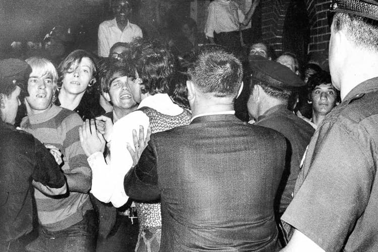 Después de lo ocurrido esa noche, mucha gente se armó de valor para luchar contra el sistema gubernamental que penalizaba a la gente simplemente por su orientación.
<br>
<br>A partir de ahí, varios grupos activistas marcharon para visibilizar su lucha y exigir igualdad de derechos.
<br>