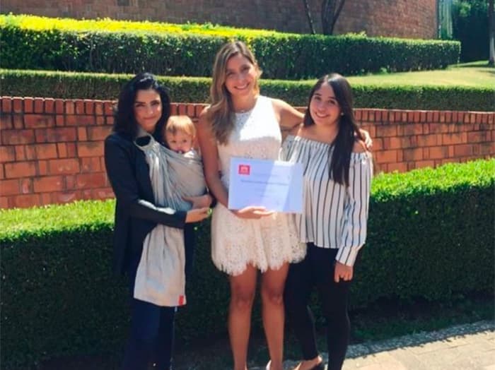 Alessandra no minitió al señalar que el carrete de fotos que su hijastra Aislinn compartió era más que entrañable, pues entre algunos de los recuerdos que la actriz publicó, se encuentra una tierna imagen de Ais y Michelle cuando la hermana menor recién había llegado a este mundo.