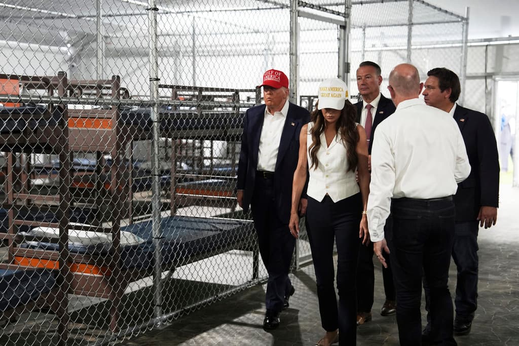 Trump recorrió cárcel para inmigrantes construida en los Everglades