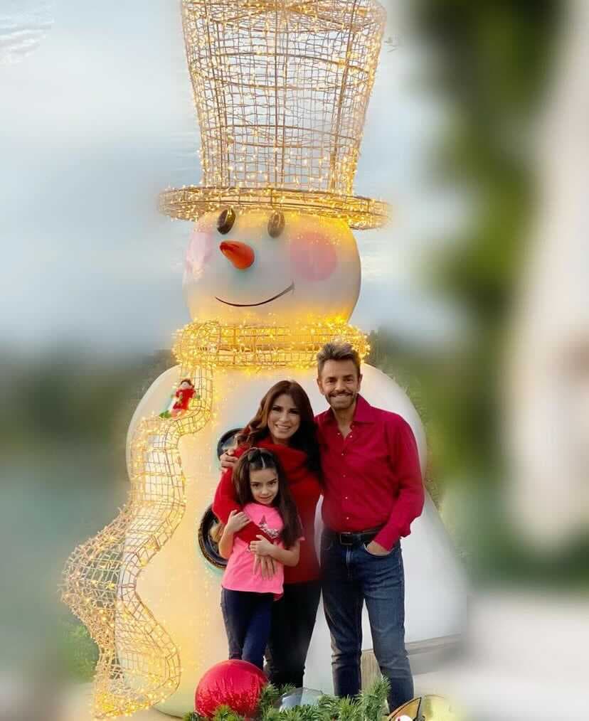 Alessandra Rosaldo y Eugenio Derbez no han dejado de presumir cómo es para ellos la Navidad, pues comenzaron haciendo alarde de las gigantescas figuras en forma de oso y esferas iluminadas en su jardín.
<br>La pareja dijo que todos los adornos fueron llevados desde México hasta Los Ángeles, hecho que muchos de sus seguidores les ha aplaudido.