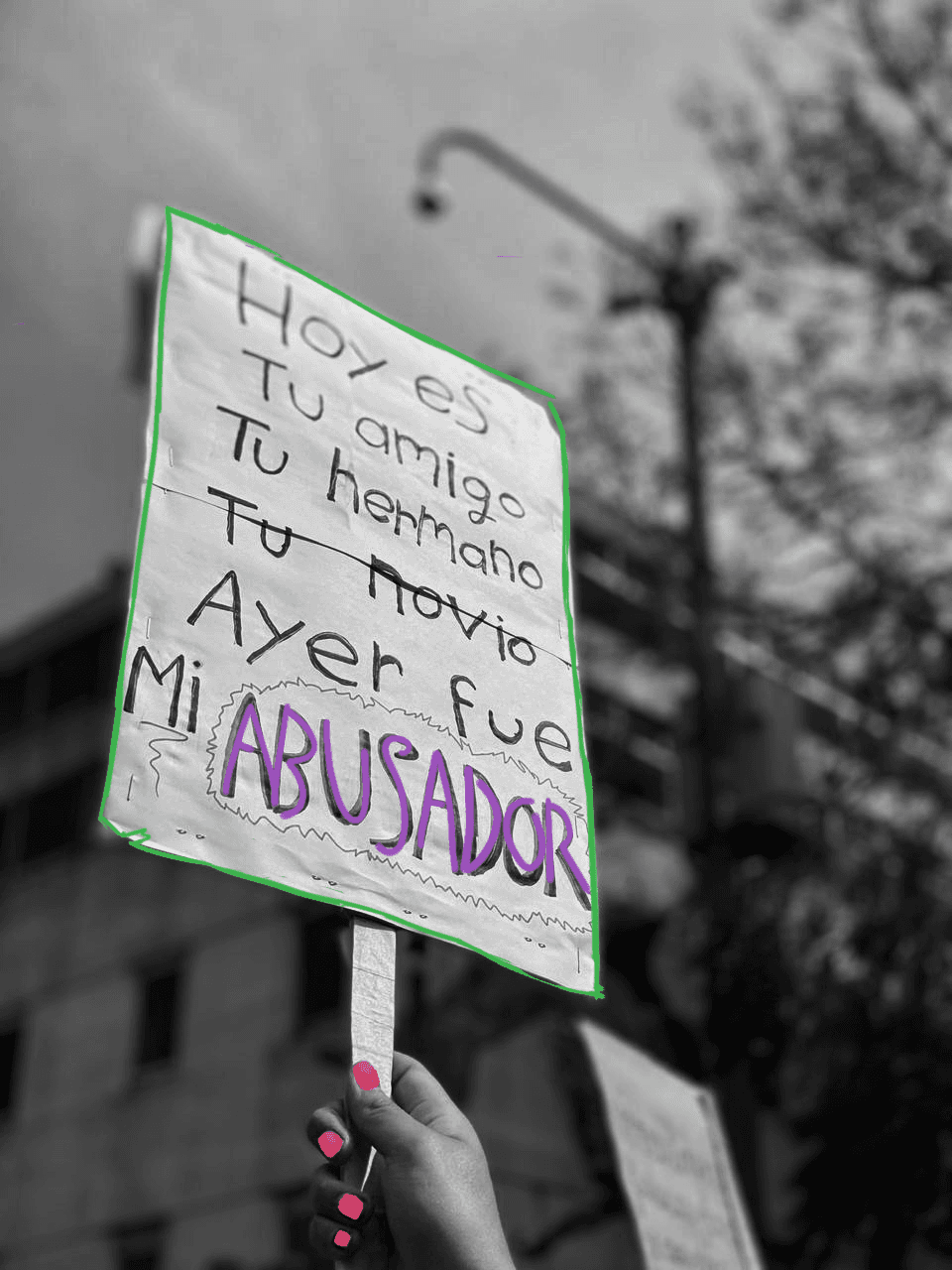 "Yo viví una historia de abuso. Quien yo creí que era mi amigo abusó de mi, pero el sistema opresor me negó justicia y me dio la espalda. También me la dieron personas quienes creí que yo les importaba. Sin embargo, en la marcha del 8M del 2020, descubrí que no estaba sola y tuve a mi lado no solo a miles mujeres en la lucha, sino que también a mi madre, sumando su voz al movimiento. Al caminar, vi muchos carteles, pero hubo uno en particular que resonó en mí porque decía: 'Hoy es tu amigo, tu hermano, tu novio... Ayer fue mi abusador'. A partir de esa marcha, comencé poco a poco romper mi silencio, a mi tiempo y a mi forma. Me uní a colectivos con mujeres que me entienden y comencé a estudiar cada día más sobre el feminismo", Heidi C.
