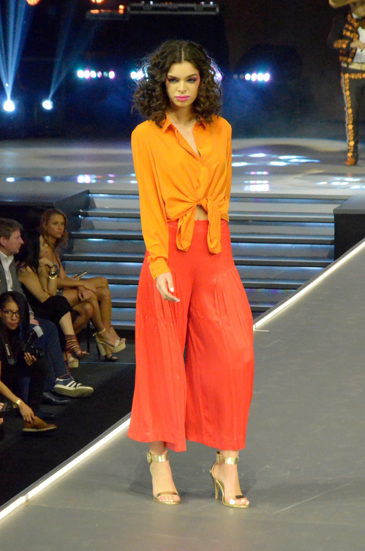 Pantalones capri acampanados.