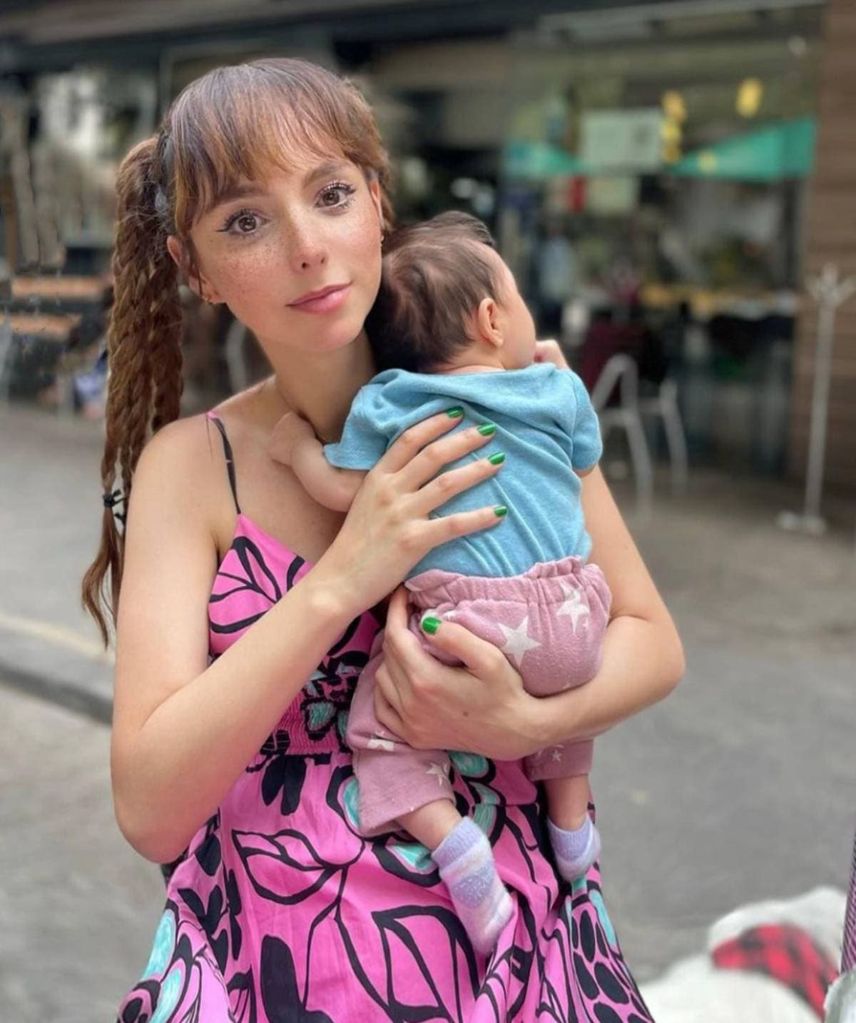 Natalia Téllez muestra parte de la carita de Emilia