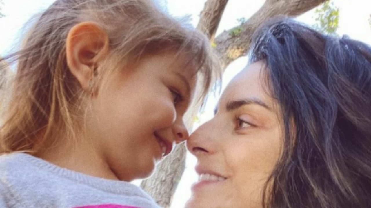 Aislinn Derbez capta a Kailani cantando antes de irse a dormir y ella solo se derrite de amor por su hija