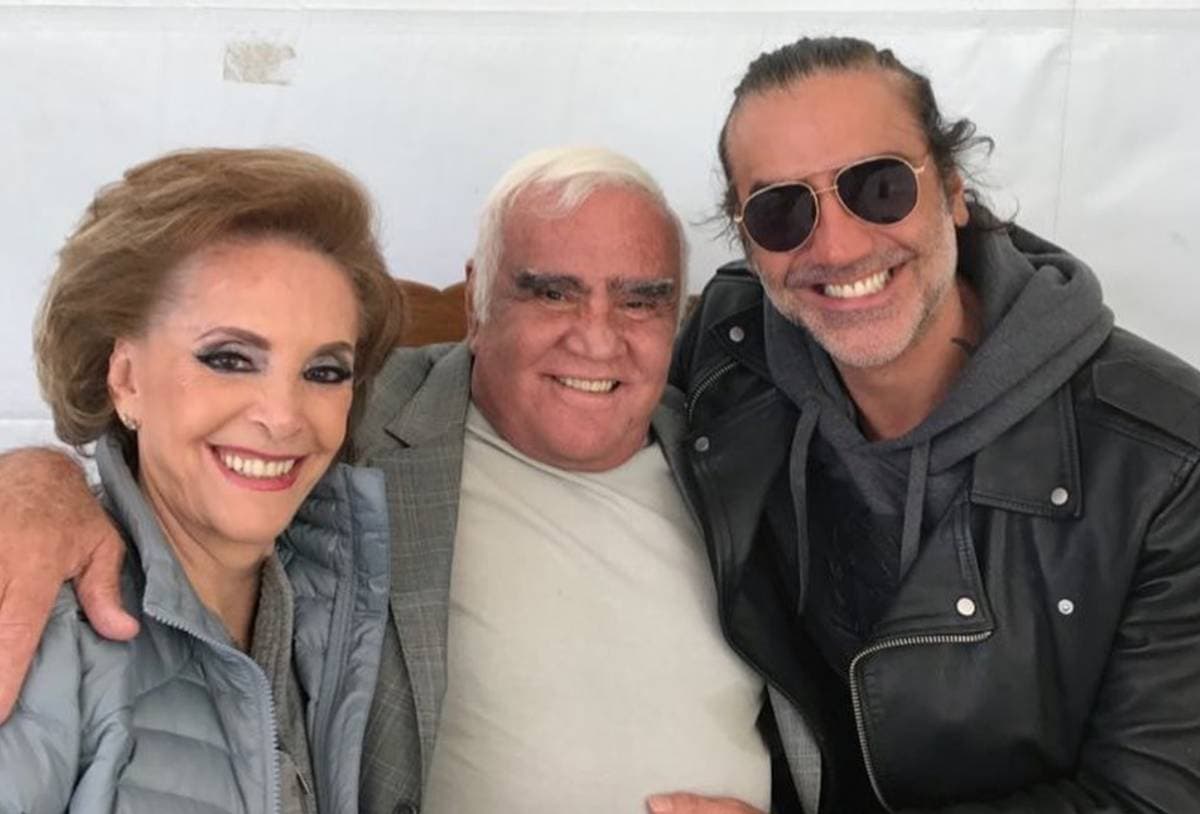 Alejandro Fernández reaparece junto a su madre, doña Cuquita