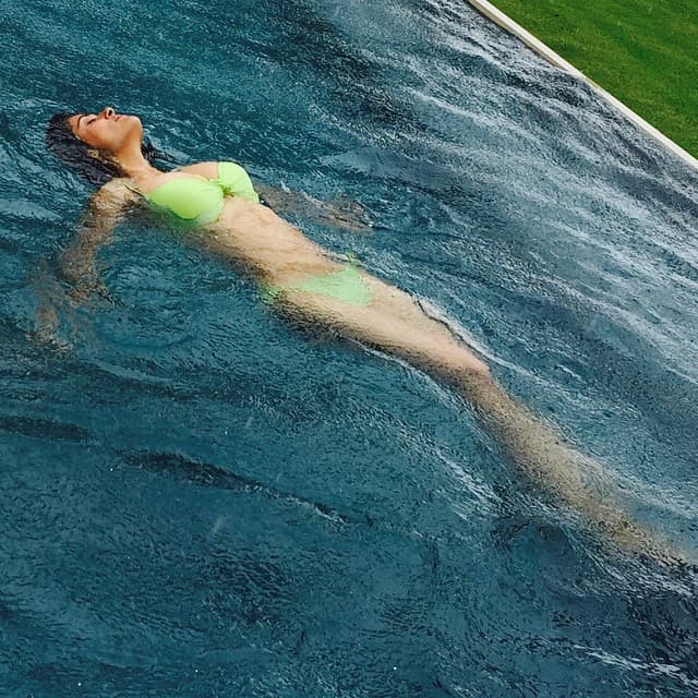 La actriz hace gala de sus encantos en diminutos bikinis