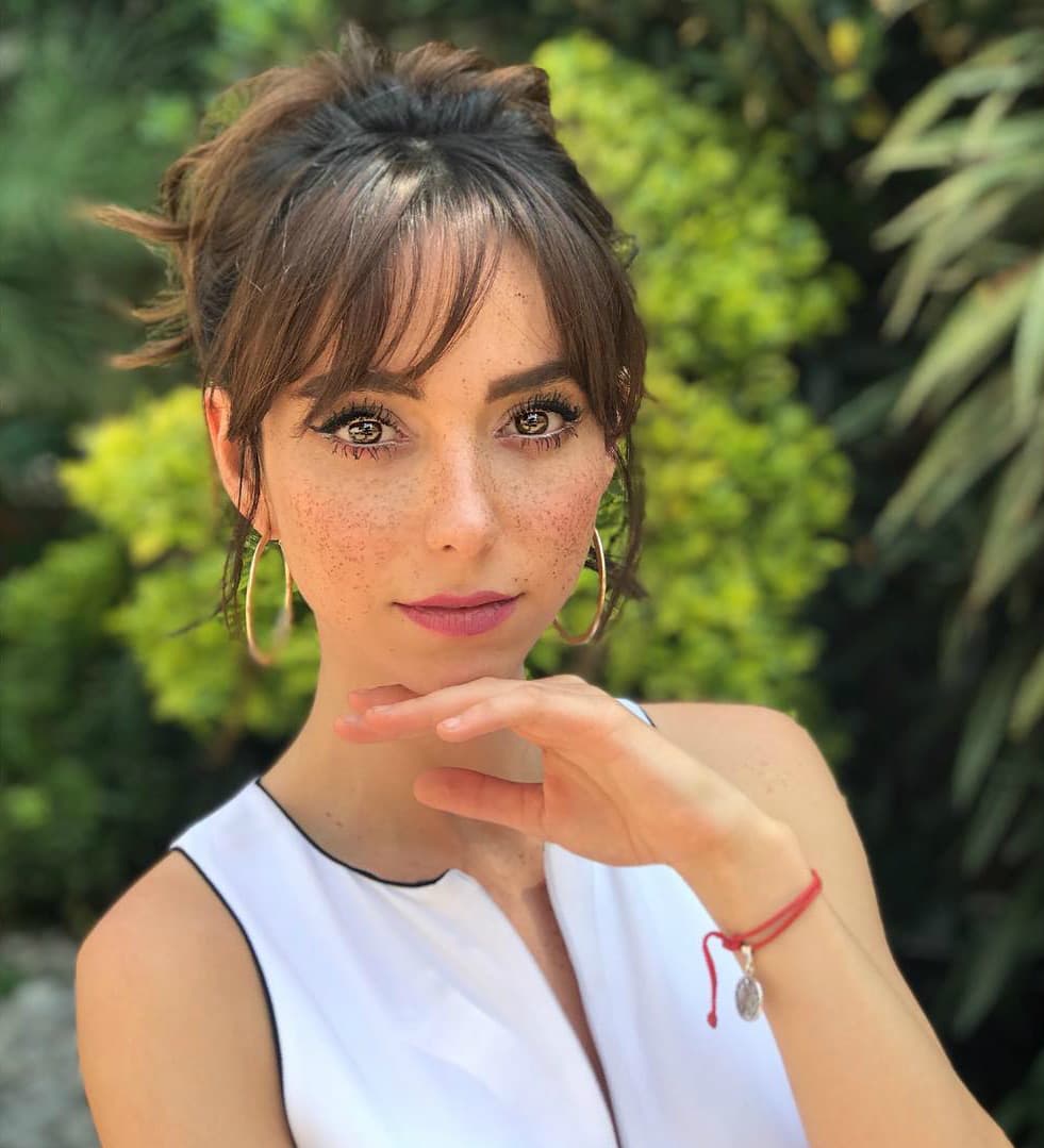 El fleco francés favorece la mayoría de los rostros, especialmente los cuadrados y redondos, por ello es el favorito de famosas como Natalia Téllez, Thalía y Selena Gomez.