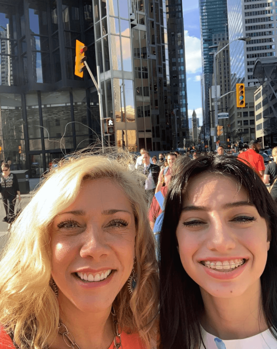 Elisa Fernanda, la única hija de 
<b>Cynthia Klitbo</b>, utilizó sus redes sociales para pedir que no se le siga comparando con su madre pues considera que es “homofóbica, racista, clasista y sexista”.
<br>
<br>La joven de 14 años dijo que se sintió decepcionada por un comentario que la hizo Cynthia; ella considera que no tiene su apoyo: “es triste que la persona que más debería apoyarte, sea la que más odio te tira”. 
<br>
<br>Tras estas fuertes declaraciones, la adolescente borró toda evidencia rápidamente, pero ya había sido vista por varios medios de comunicación.
<br>
<br>Luego de que se volvió tendencia en redes sociales, la joven salió a disculparse y a asegurar que no tiene nada en contra de su madre.