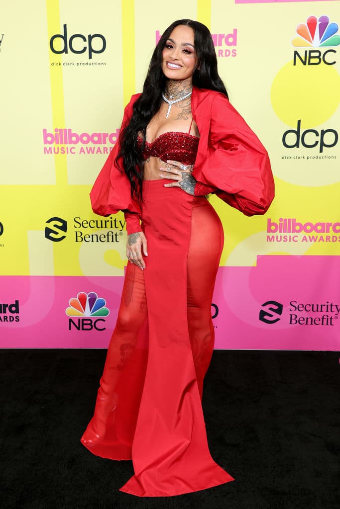 La rapera Kehlani lució un diseño de Tony Ward en color rojo para su aparición dentro de la alfombra roja del evento.