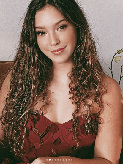 En cuestión de maquillaje y peinado, la hija de Andrea Legarreta suele adoptar el estilo de su madre, siendo ligera en el tema de las sombras y delineado, pero presumiendo sus grandes ojos y largas pestañas. 
<br>
<br>Pese a que Mía es quien más se parece a su famosa mamá, hay que admitir que de su padre, Erik Rubín, no solo heredó una gran voz, sino también una frondosa melena rizada y rubia. La joven optó por lo más natural, por lo que pasó del alaciado y dejó sueltos sus rebeldes chinos.