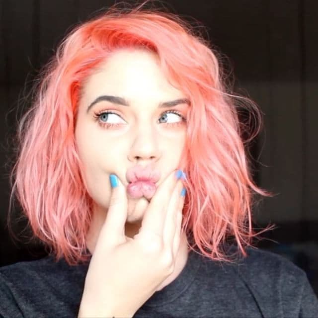 Una opción para chicas blancas o con piel pálida es llevar el tono rosa dorado hacia un espectro de color más acercado con el coral o tonos cobre.